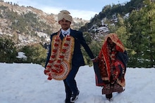 কনেকে বিয়ে করতে চার ফুট বরফের মধ্যে দিয়ে ১৪ কিলোমিটার হেঁটে গেলেন বর! সঙ্গে বরযাত্রীরা, অবাক হবেন!