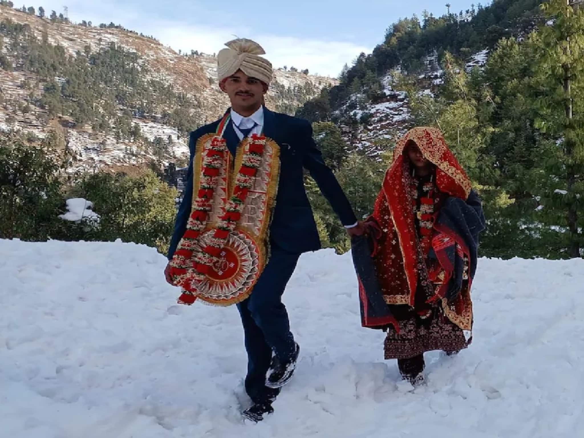 কনেকে বিয়ে করতে চার ফুট বরফের মধ্যে দিয়ে ১৪ কিলোমিটার হেঁটে গেলেন বর! সঙ্গে বরযাত্রীরা কনেকে বিয়ে করতে চার ফুট বরফের মধ্যে দিয়ে ১৪ কিলোমিটার হেঁটে গেলেন বর! সঙ্গে বরযাত্রীরা