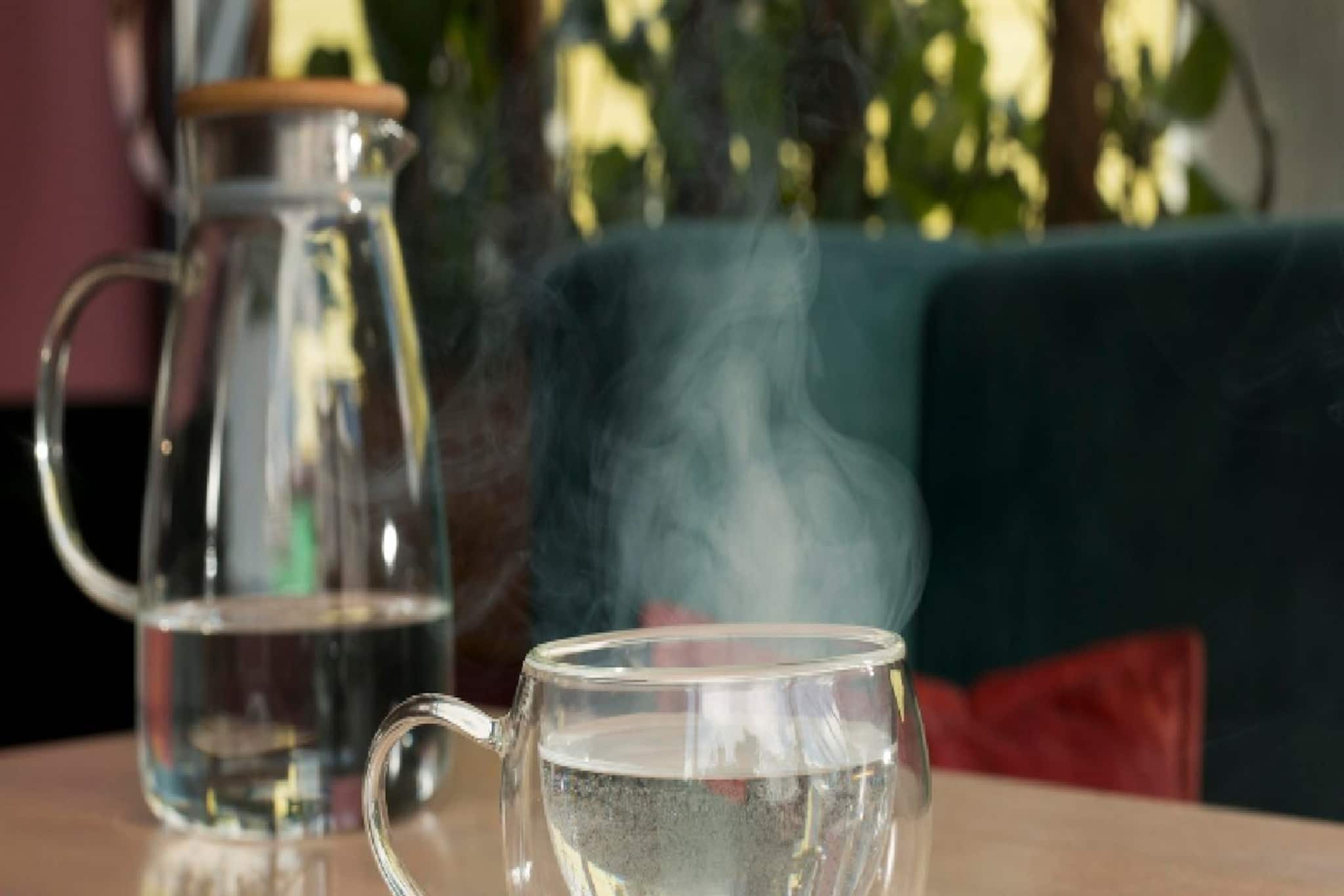 শীতের দিনে গরম জল খাচ্ছেন! শরীরের উপকার হচ্ছে নাকি ক্ষতি? ডাক্তারের মত জানলে অবাক হবেন