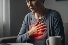 খাবার খাওয়ার পরেই গলা-বুক জ্বালা? উপশমের এই ৮ সহজ উপায় অভ্যাস করুন, জানাচ্ছেন বিশেষজ্ঞ!