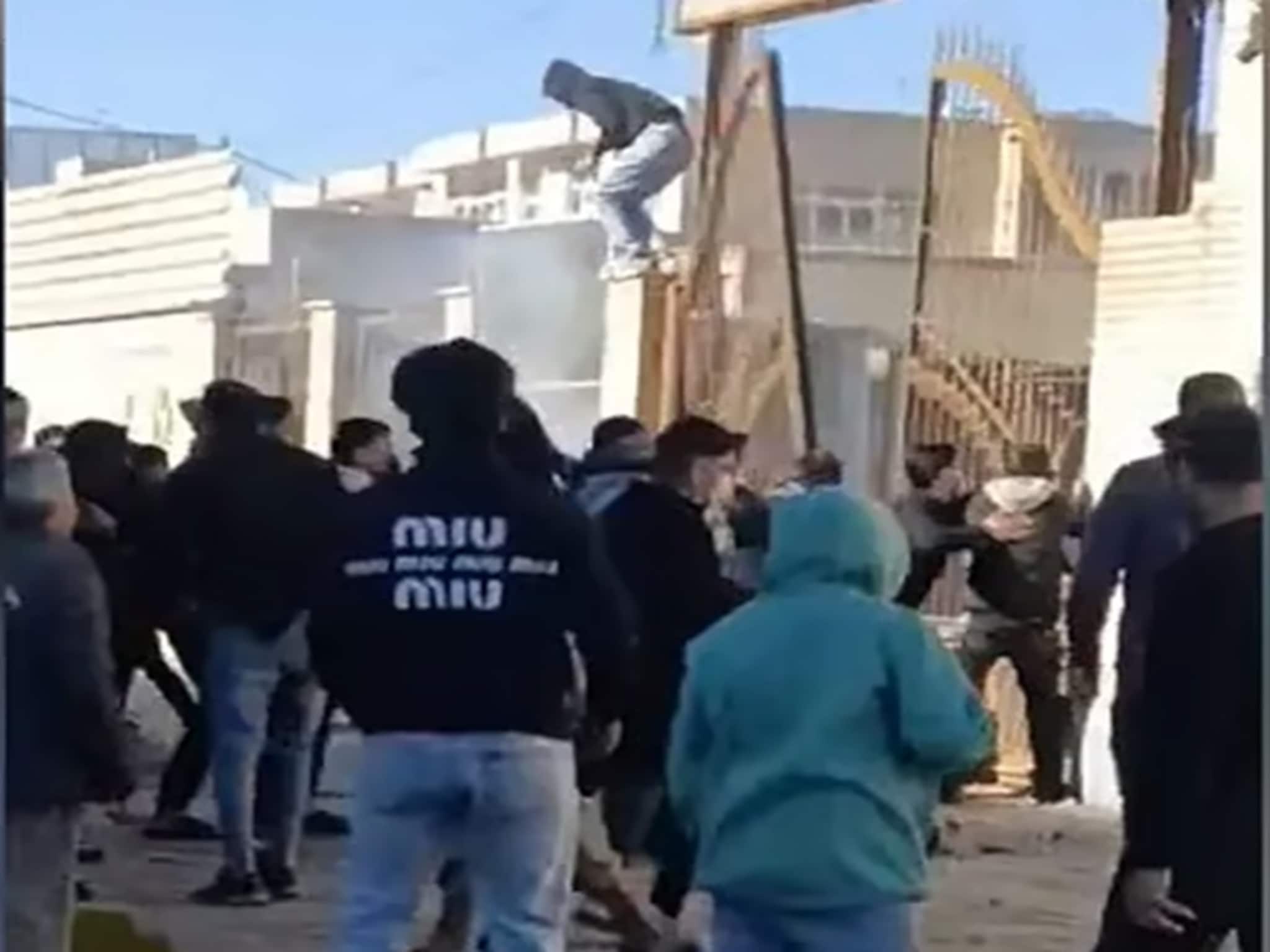 ভয়াবহ পরিস্থিতি ইরানে, নিরাপত্তা বাহিনীর সঙ্গে বিক্ষোভকারীদের সংঘর্ষ! কয়েকজনের মৃত্যু ভয়াবহ পরিস্থিতি ইরানে, নিরাপত্তা বাহিনীর সঙ্গে বিক্ষোভকারীদের সংঘর্ষ! কয়েকজনের মৃত্যু