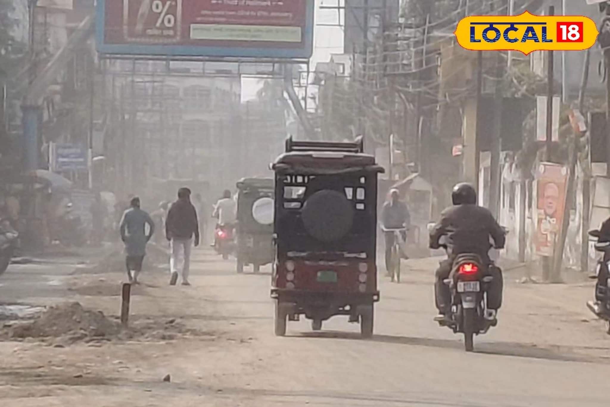 রোদ উঠলেই ধুলোর দাপট! জলপাইগুড়ি শহরে নাভিশ্বাস বাসিন্দাদের, ময়দানে নামল পৌরসভা রোদ উঠলেই ধুলোর দাপট! জলপাইগুড়ি শহরে নাভিশ্বাস বাসিন্দাদের, ময়দানে নামল পৌরসভা