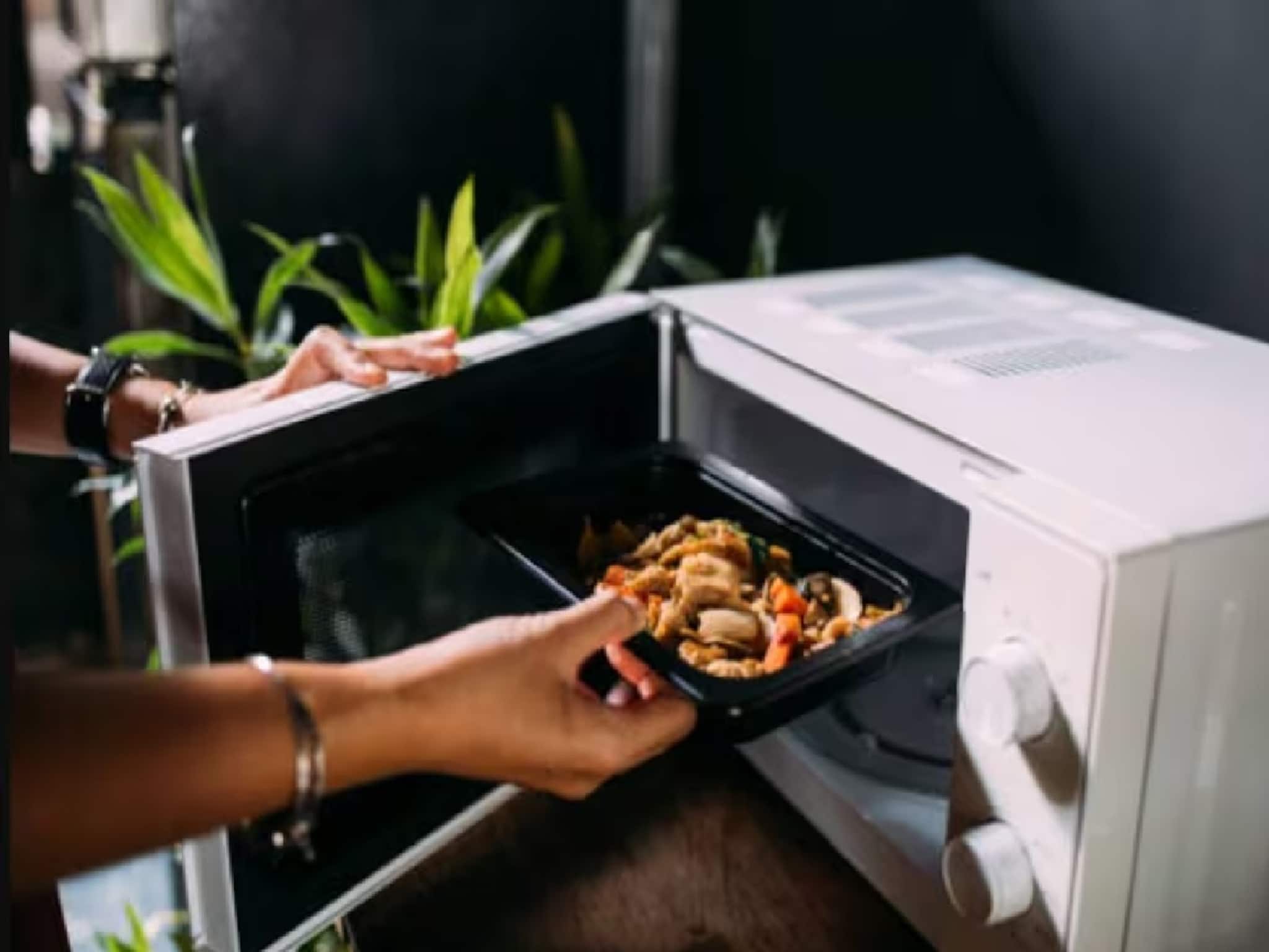 Microwave Safety Tips: মাইক্রোওয়েভে আমিষ খাবার গরম করার আগে সাবধান, যে নিয়ম না মানলে হতে পারে বিস্ফোরণ