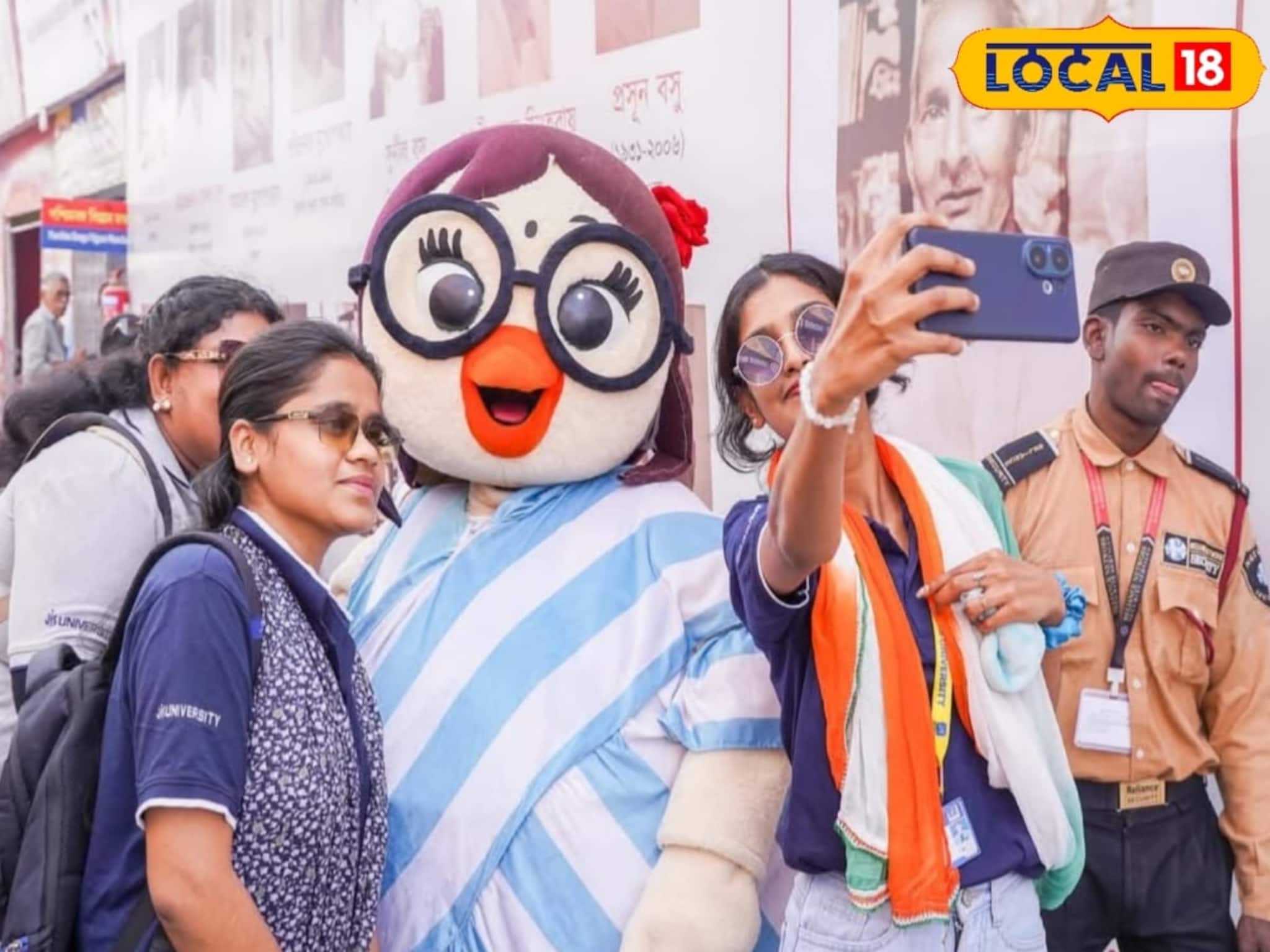 রাতারাতি সেলিব্রেটি! কলকাতার বইমেলায় 'বডিগার্ড' নিয়ে ঘুরছে ম্যাসকট জুটি, সেলফির হুড়োহুড়ি