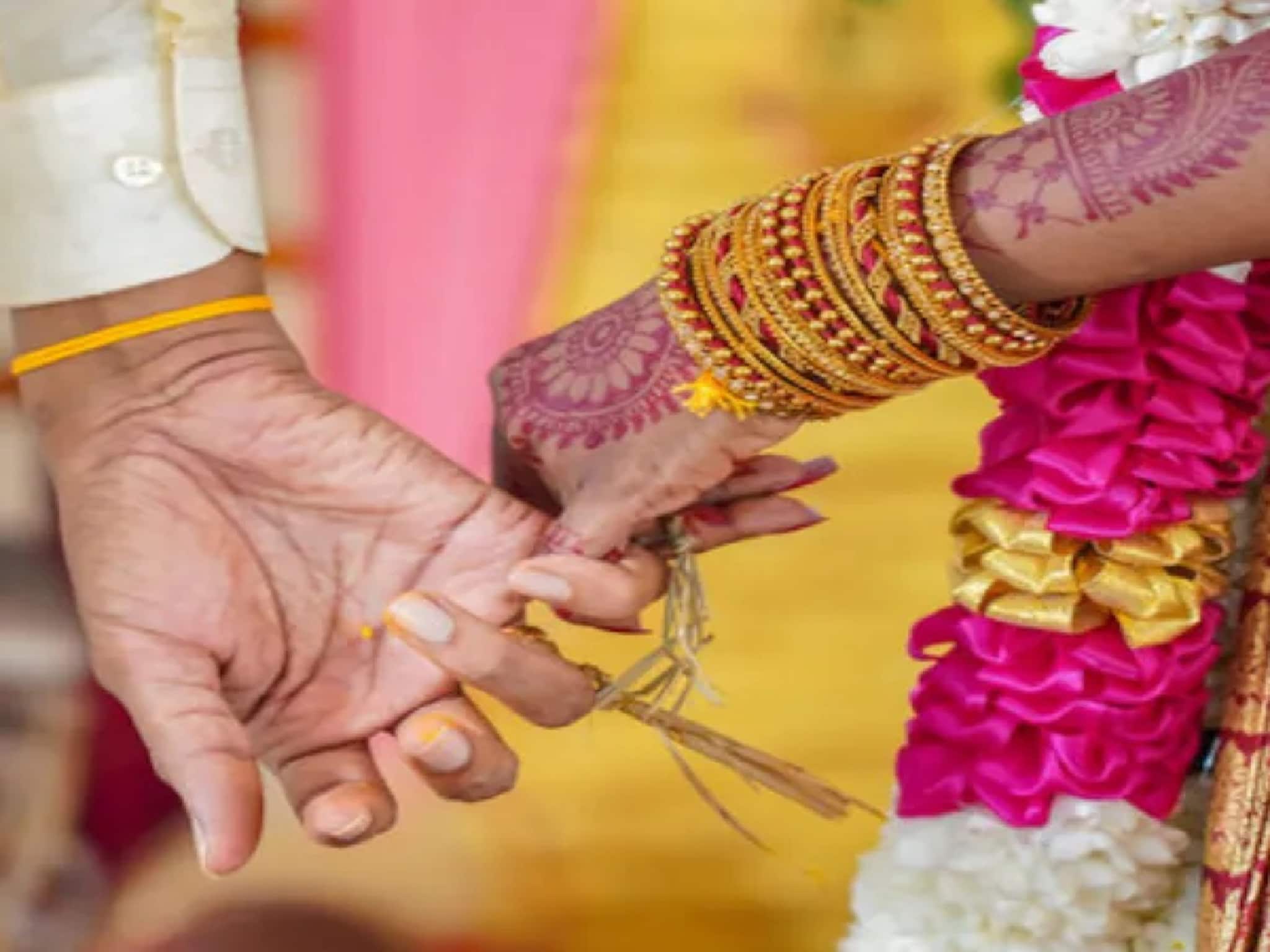 সোনার দামে 'আগুন'! সোনা ছাড়াই কি বিয়ে করতে হবে এবার? ঘটি-বাটি বেচে বিরাট চাপে মধ্যবিত্ত!