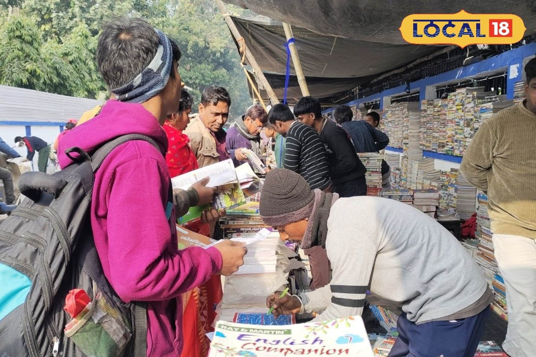 মালদহের বুকে এক টুকরো কলেজ স্ট্রিট! বইপ্রেমীদের স্বর্গরাজ্য়ে জলের দরে মিলছে নতুন-পুরনো বই মালদহের বুকে এক টুকরো কলেজ স্ট্রিট! বইপ্রেমীদের স্বর্গরাজ্য়ে জলের দরে মিলছে নতুন-পুরনো বই