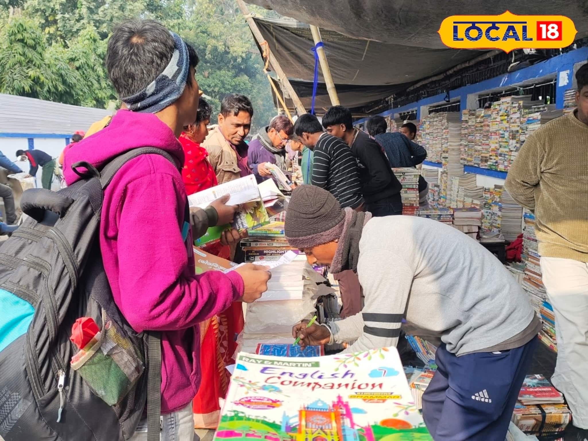 মালদহের বুকে এক টুকরো কলেজ স্ট্রিট! বইপ্রেমীদের স্বর্গরাজ্য়ে জলের দরে মিলছে নতুন-পুরনো বই মালদহের বুকে এক টুকরো কলেজ স্ট্রিট! বইপ্রেমীদের স্বর্গরাজ্য়ে জলের দরে মিলছে নতুন-পুরনো বই