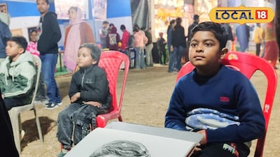 মালদহ জেলা বই মেলায় রাস্তায় বসে ছবি আঁকছেন তিন বন্ধু