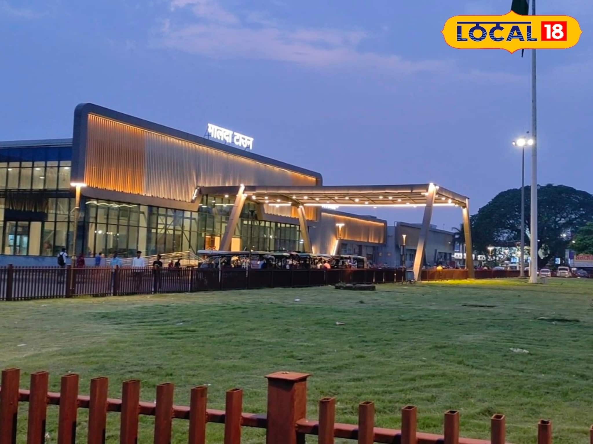 হুবহু এয়ারপোর্ট! মালদহ টাউন স্টেশনের কাজ আর কতটা বাকি! পরিদর্শনে রেল বোর্ডের চেয়ারম্যান