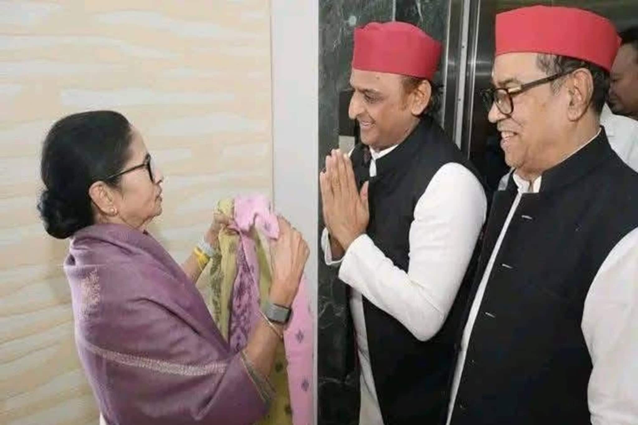 নবান্নে মমতা বন্দ্যোপাধ্যায়ের সঙ্গে দেখা করতে এলেন অখিলেশ যাদব! দেখুন বৈঠকে কী চলছে