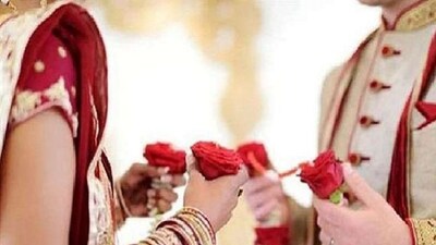 কলকাতা: Jaunpur Love Story: প্যায়ার কিয়া তো ডরনা কেয়া! ইউপি’র জৌনপুরে এক অদ্ভুত ঘটনা সেই প্রেমের জয়ের গল্পই সামনে নিয়ে এসেছে৷ যেখানে স্বামী উপস্থিত থেকে নিজের স্ত্রী’র বিয়ে দেন তাঁর পরকীয়া করা প্রেমিকের সঙ্গে৷ পুরো এলাকায় এই ঘটনা নিয়ে তোলপাড় হচ্ছে। গল্প হার মানাবে সিনেমার স্ক্রিপ্টকেও৷ Photo- Representative 