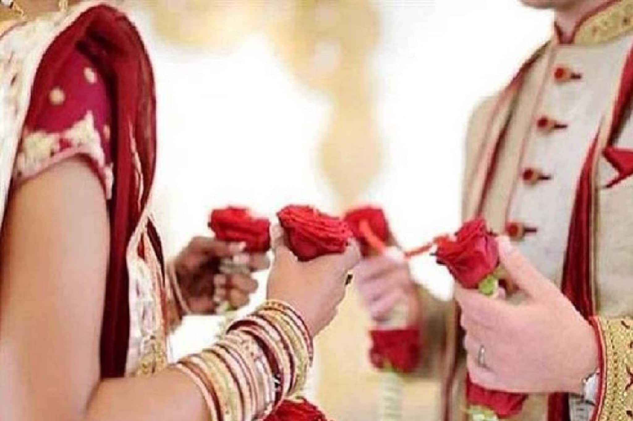 স্বামী সামনে দাঁড়িয়ে,স্ত্রী-র সিঁথিতে সিঁদুর ভরে দিলেন প্রেমিক! পতিদেব করলেন আশীর্বাদ... স্বামী সামনে দাঁড়িয়ে,স্ত্রী-র সিঁথিতে সিঁদুর ভরে দিলেন প্রেমিক! পতিদেব করলেন আশীর্বাদ...