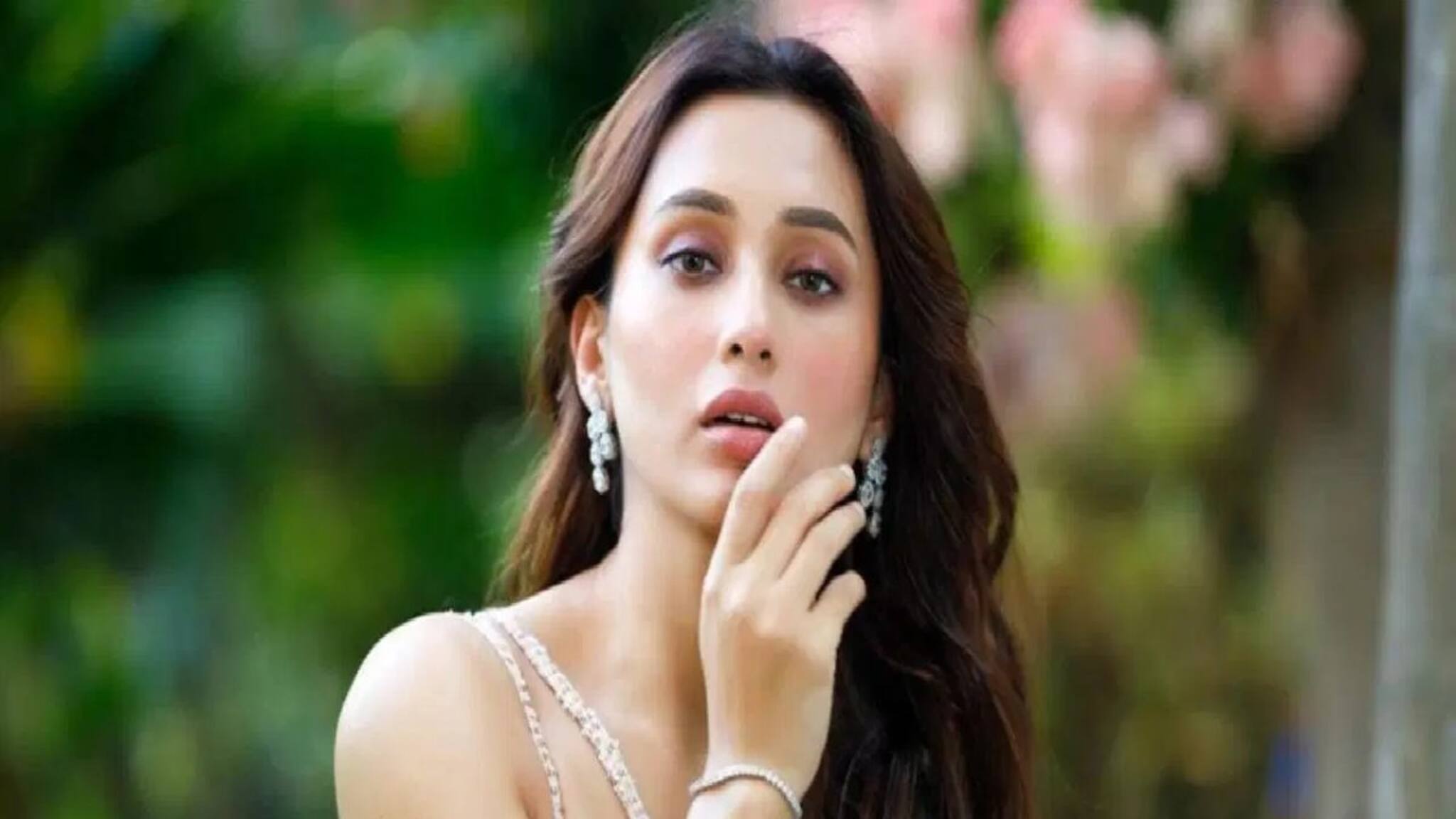 'আমিও শেষ দেখে ছাড়ব'! আদালতে যাওয়ার পথে বললেন মিমিকে হেনস্থার দায়ে গ্রেফতার হওয়া তনয় শাস্ত্রী