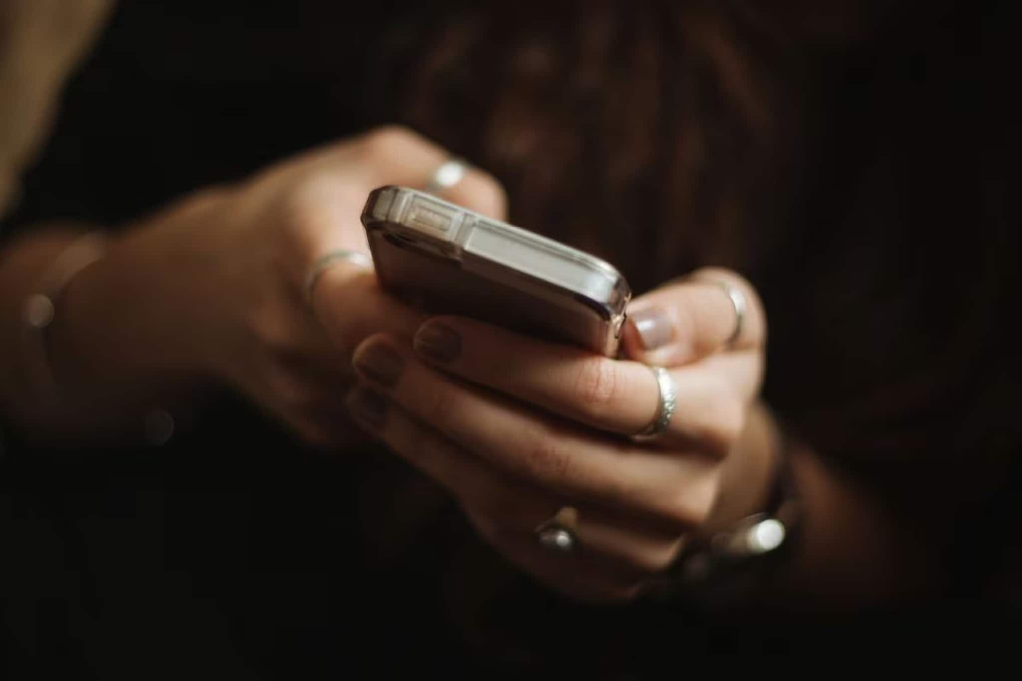 হেডফোন কানে লাইন পারাপার করছিলেন মহিলা, আচমকা চলে এল ট্রেন... সব শেষ!