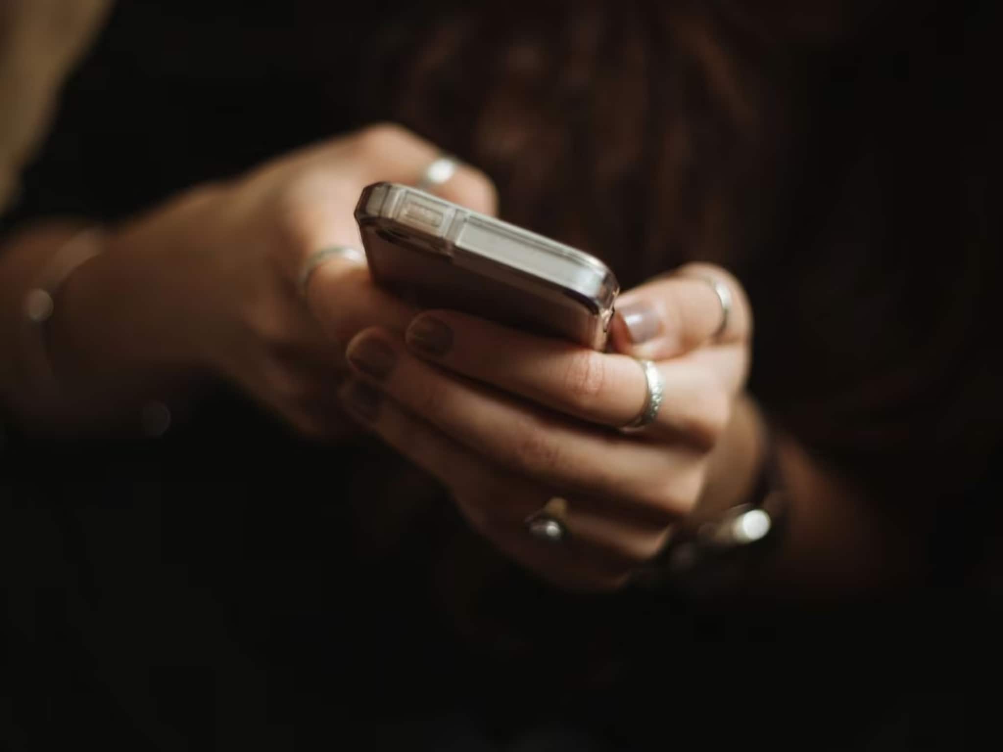 হেডফোন কানে লাইন পারাপার করছিলেন মহিলা, আচমকা চলে এল ট্রেন... সব শেষ!