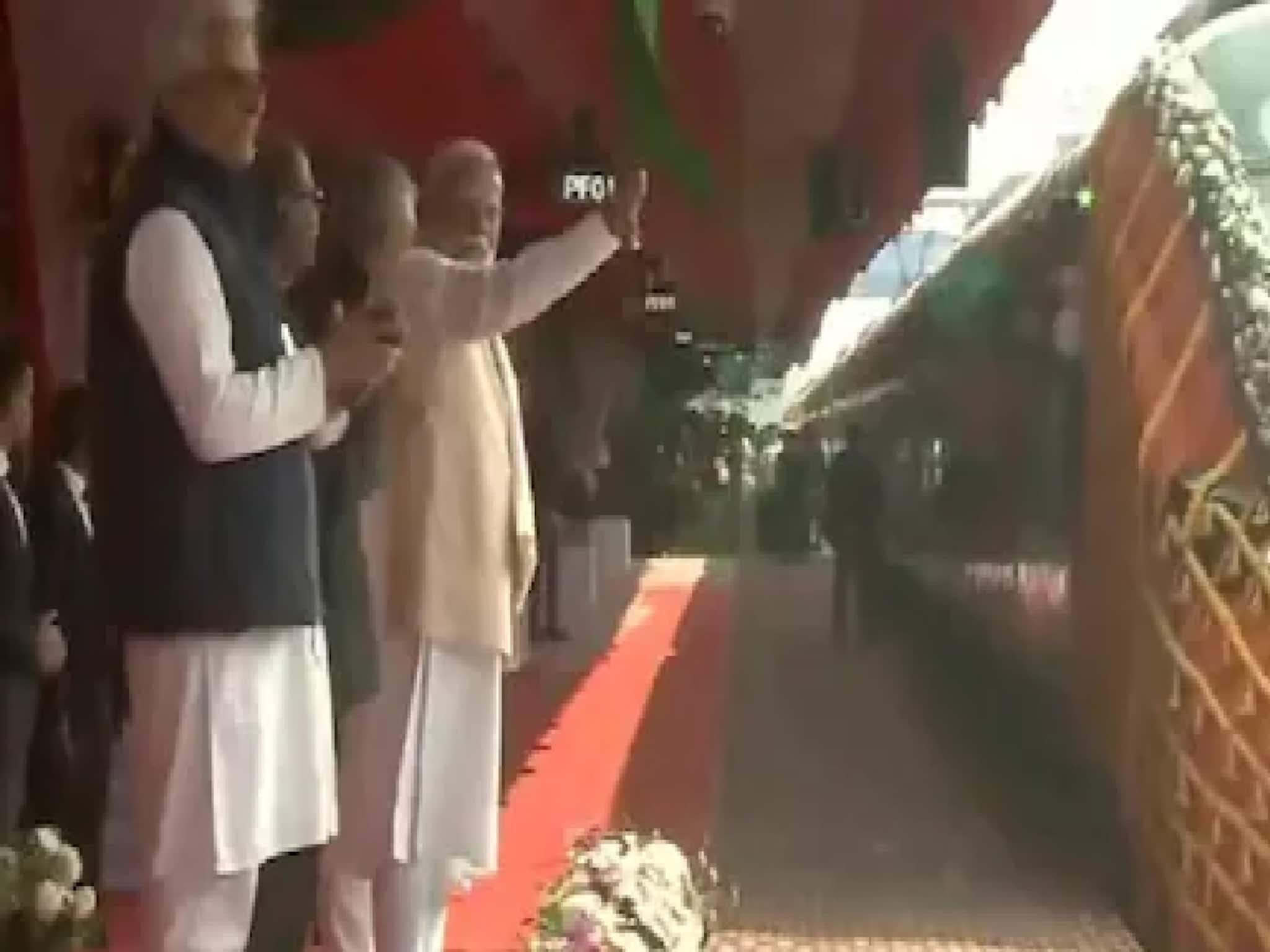 মালদহে পৌঁছে ভারতের প্রথম বন্দে ভারত স্লিপার উদ্বোধন করলেন মোদি! ট্রেন পাড়ি দিল কামাখ্যায়