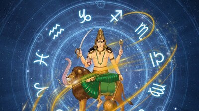 ১৭ জানুয়ারি ২০২৬ তারিখে মকর রাশিতে প্রবেশ করবে। এই গোচরের প্রভাব সব রাশির উপরই পড়বে, তবে বিশেষ ভাবে উপকৃত হবেন তিনটি রাশির জাতক-জাতিকারা।