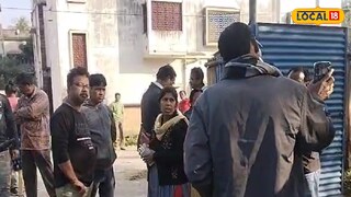 মৃতার বাড়ির সামনে জটলা।