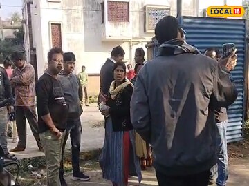 মৃতার বাড়ির সামনে জটলা। মৃতার বাড়ির সামনে জটলা।