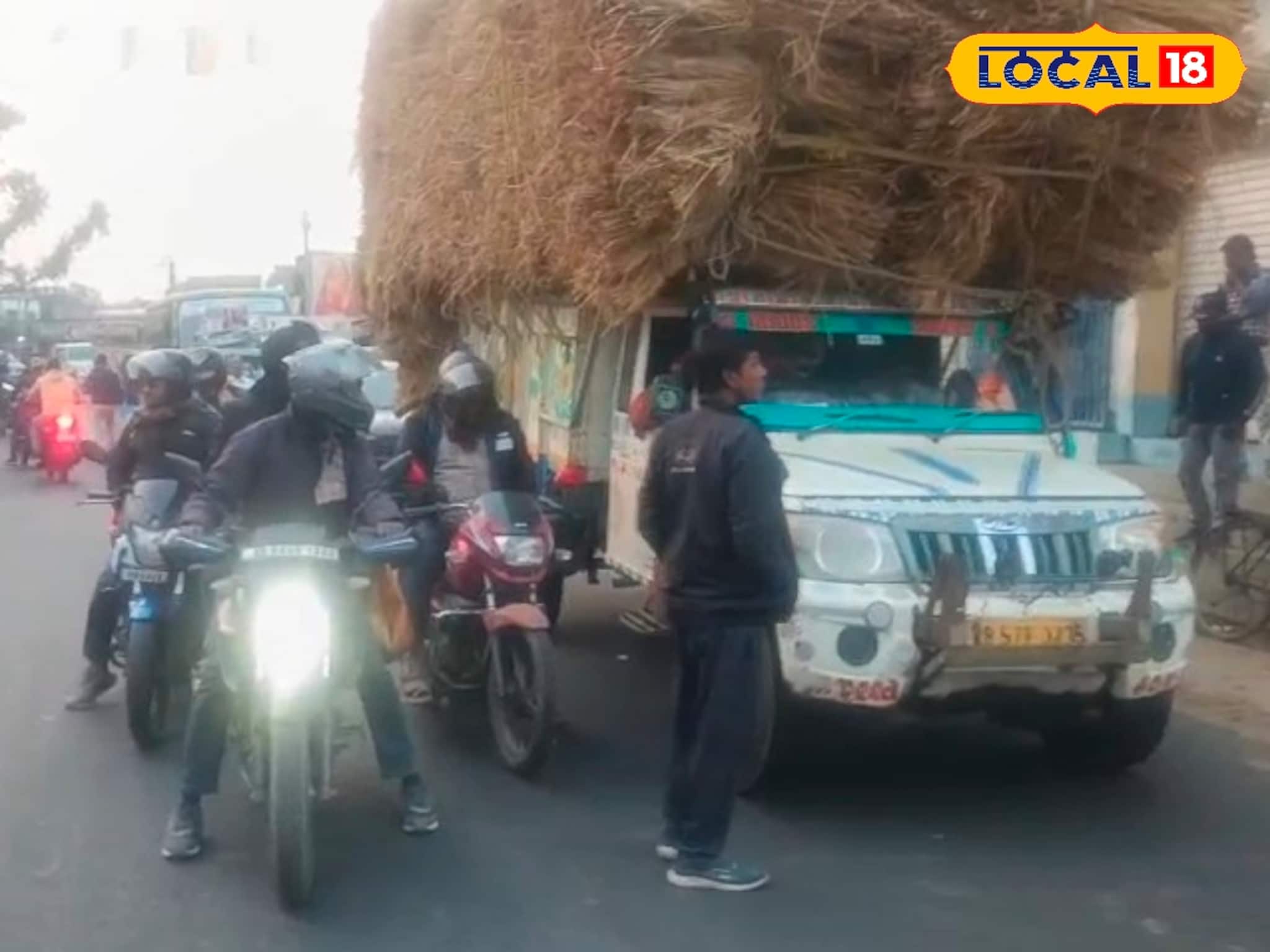 স্কুল থেকে ফেরার পথেই সব শেষ, ডাম্পারের ধাক্কায় নিথর ষষ্ঠ শ্রেণির পড়ুয়া! অবরোধ রাজ্য সড়ক