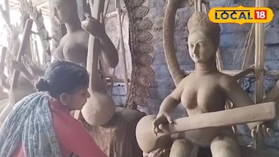 মল্লিকা দেবী তৈরি করছেন সরস্বতী প্রতিমা 