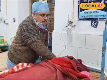 চিকিৎসক পর্যবেক্ষণ করছেন রোগীকে চিকিৎসক পর্যবেক্ষণ করছেন রোগীকে