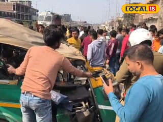 দুর্ঘটনার জেরে দুমড়ে-মুচড়ে গেছে অটোটি