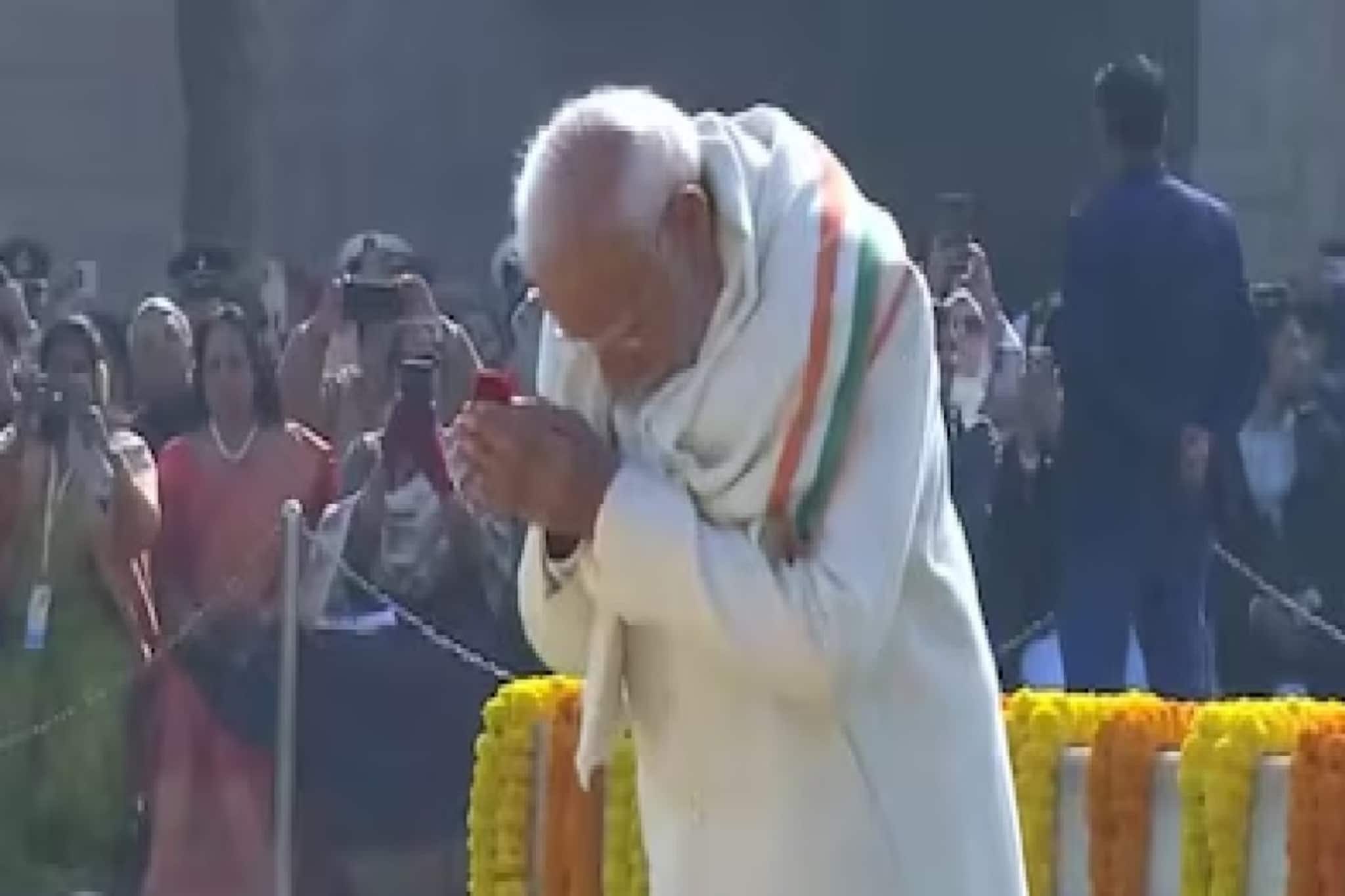 ৭৮তম মৃত্যুবার্ষিকীতে রাজঘাটে মহাত্মা গান্ধিকে শ্রদ্ধা জ্ঞাপন প্রধানমন্ত্রী নরেন্দ্র মোদির