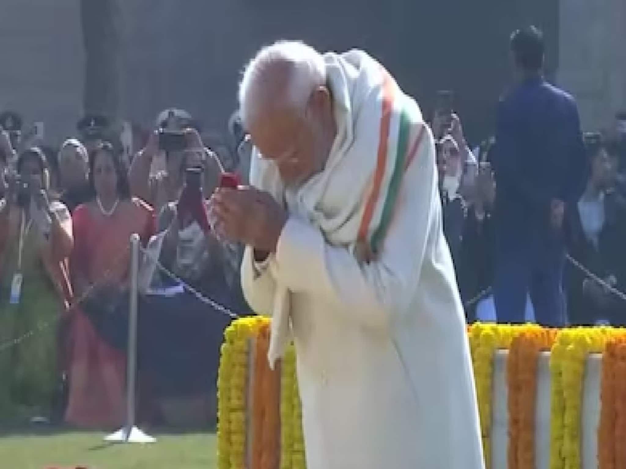 ৭৮তম মৃত্যুবার্ষিকীতে রাজঘাটে মহাত্মা গান্ধীকে শ্রদ্ধা জ্ঞাপন প্রধানমন্ত্রী নরেন্দ্র মোদির