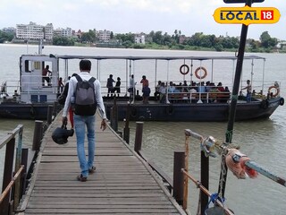 পুরনো বেহাল কাঠের জেটি 