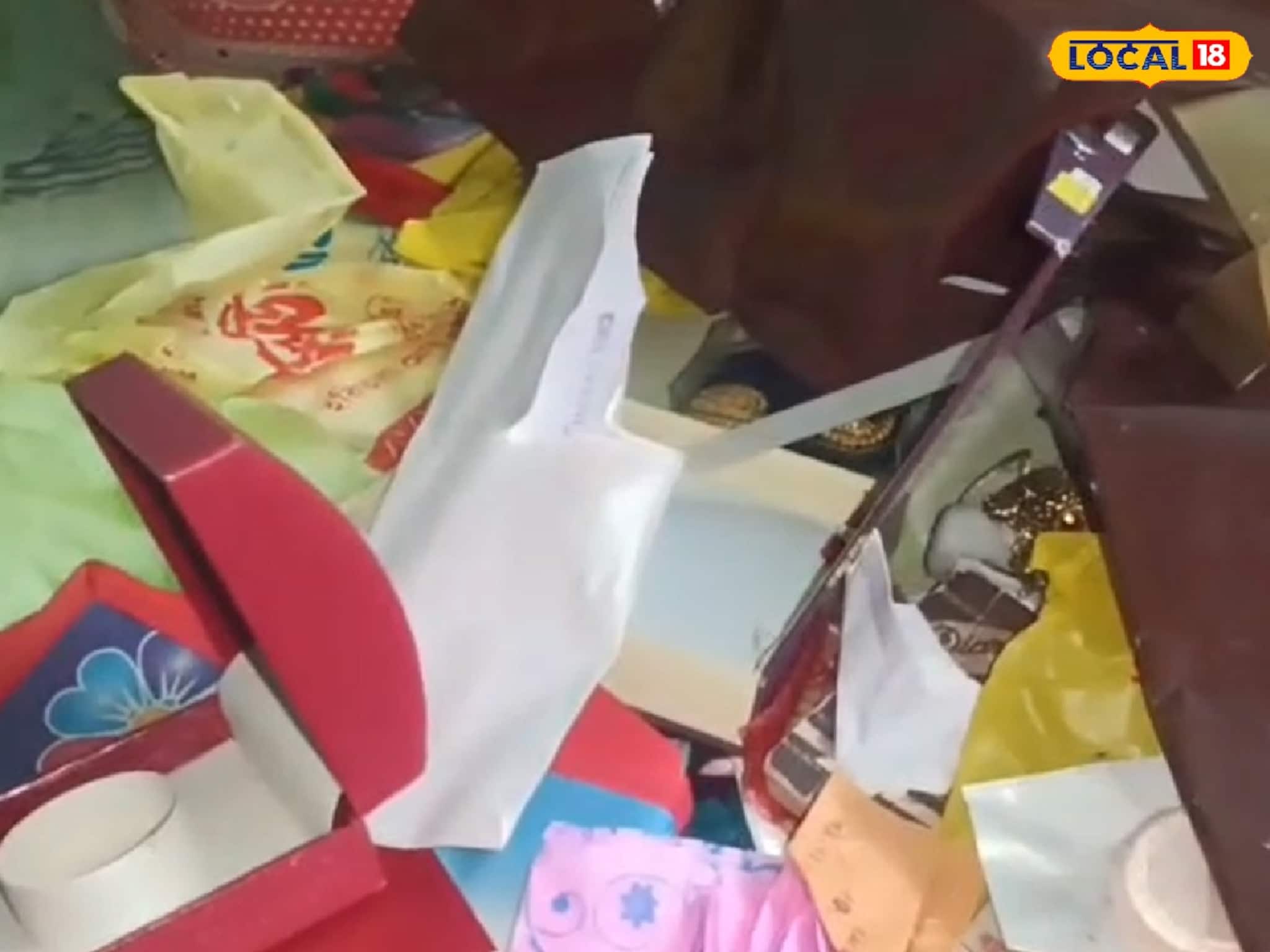 আত্মীয়ের মৃত্যুতে বাড়ি ছাড়তেই বিপর্যয়,আলমারি থেকে উধাও লাখ লাখ টাকা আর সোনা!