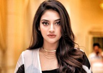 কনকনে ঠান্ডায় স্লিভলেস ব্লাউজ- সিল্ক শাড়িতে নুসরত! শীতে র্যাম্পে উষ্ণতা ছড়ালেন সুন্দরী