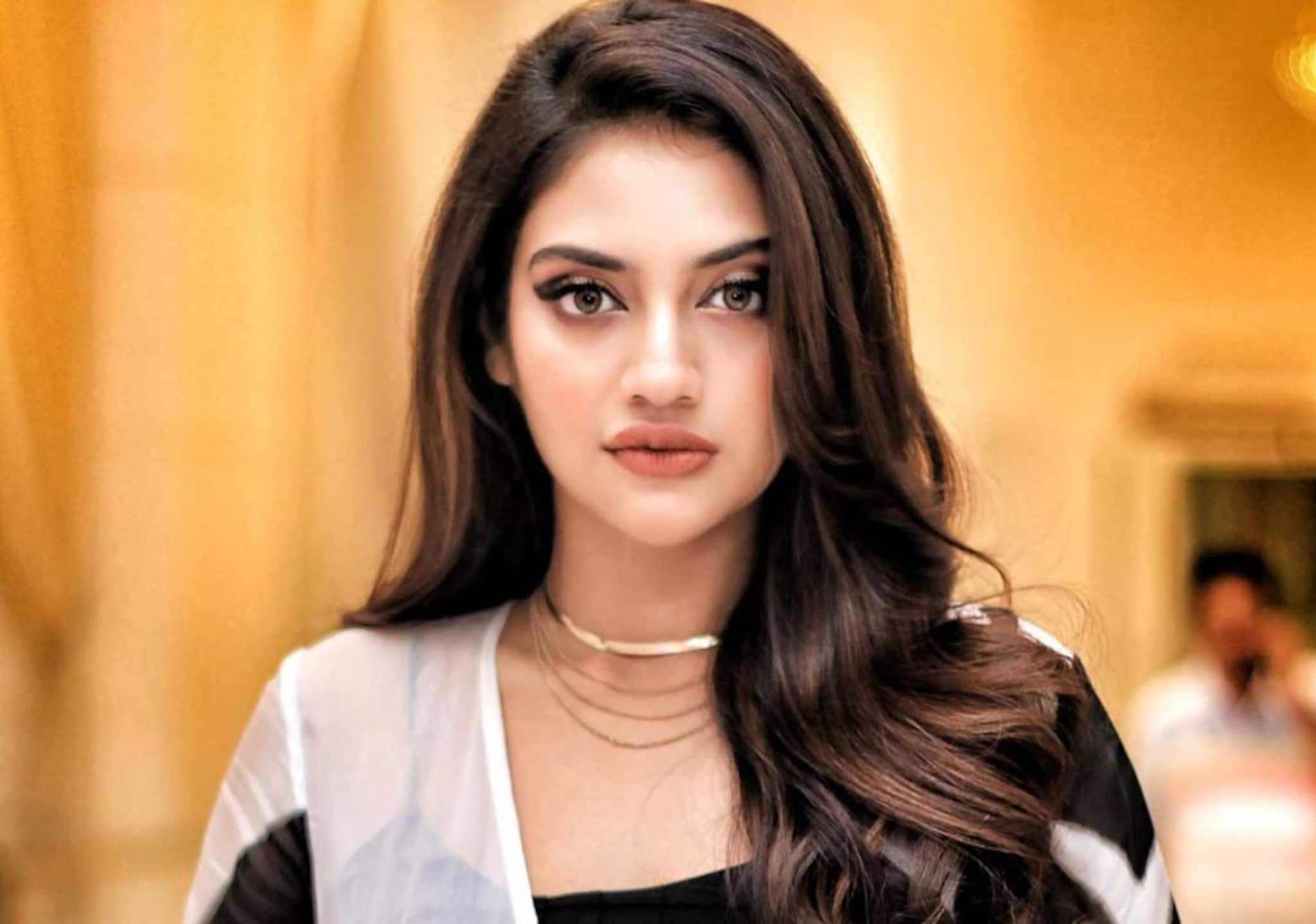 কনকনে ঠান্ডায় স্লিভলেস ব্লাউজ- সিল্ক শাড়িতে নুসরত! শীতে র‍্যাম্পে উষ্ণতা ছড়ালেন সুন্দরী