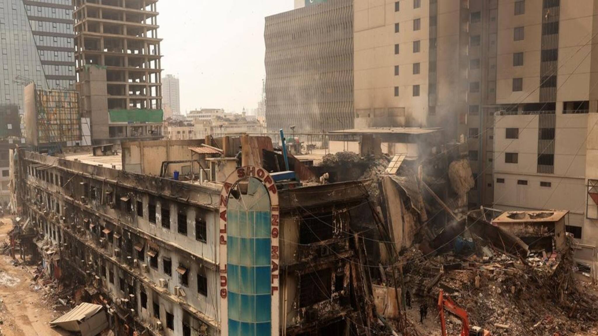 Pakistan News: করাচির শপিং মলে মৃত্যুমিছিল, মৃত্যু অন্তত ৬১ জনের! রাতভর ধ্বংসস্তূপে তল্লাশি