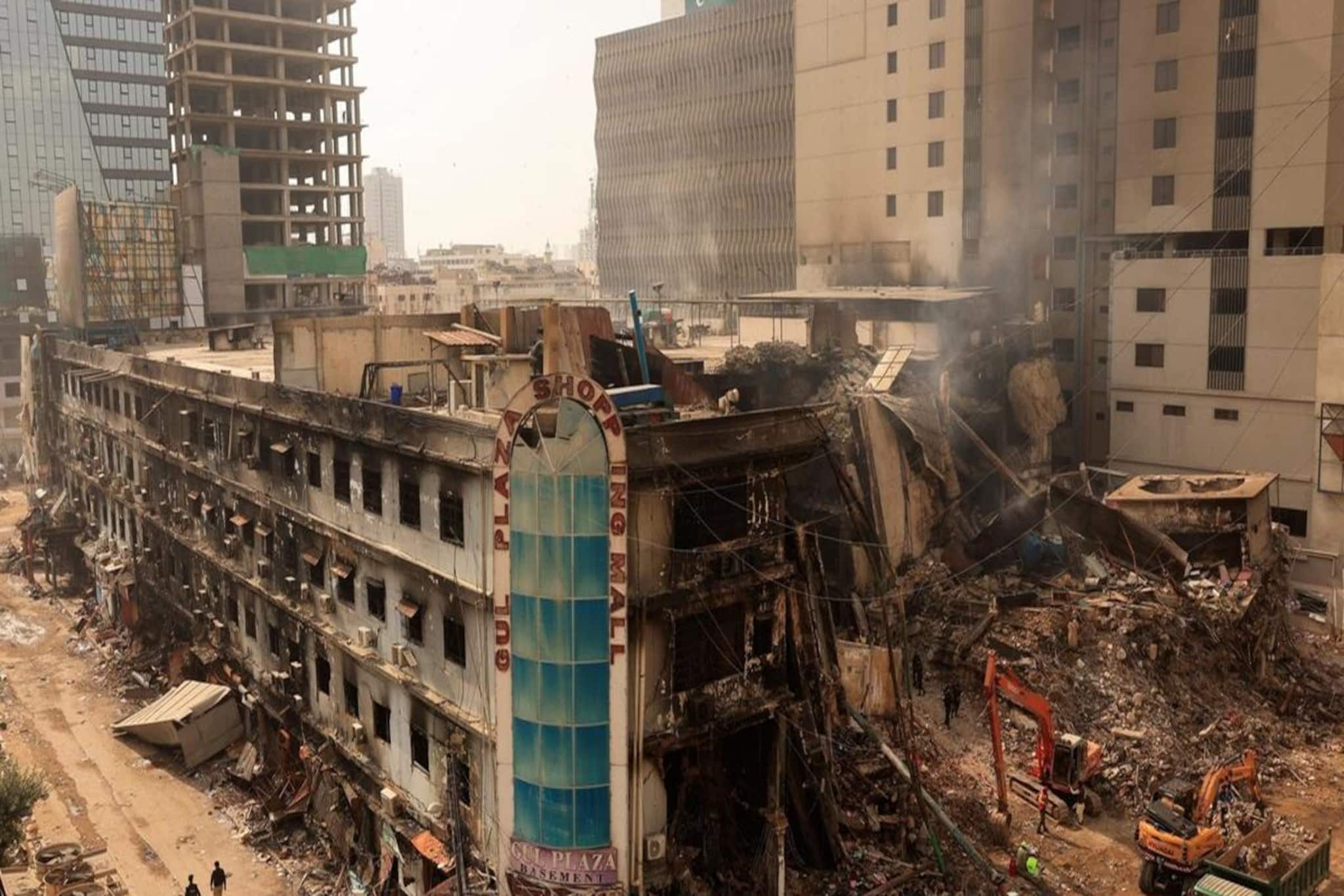 করাচির শপিং মলে মৃত্যুমিছিল, মৃত্যু অন্তত ৬১ জনের! রাতভর ধ্বংসস্তূপে তল্লাশি করাচির শপিং মলে মৃত্যুমিছিল, মৃত্যু অন্তত ৬১ জনের! রাতভর ধ্বংসস্তূপে তল্লাশি