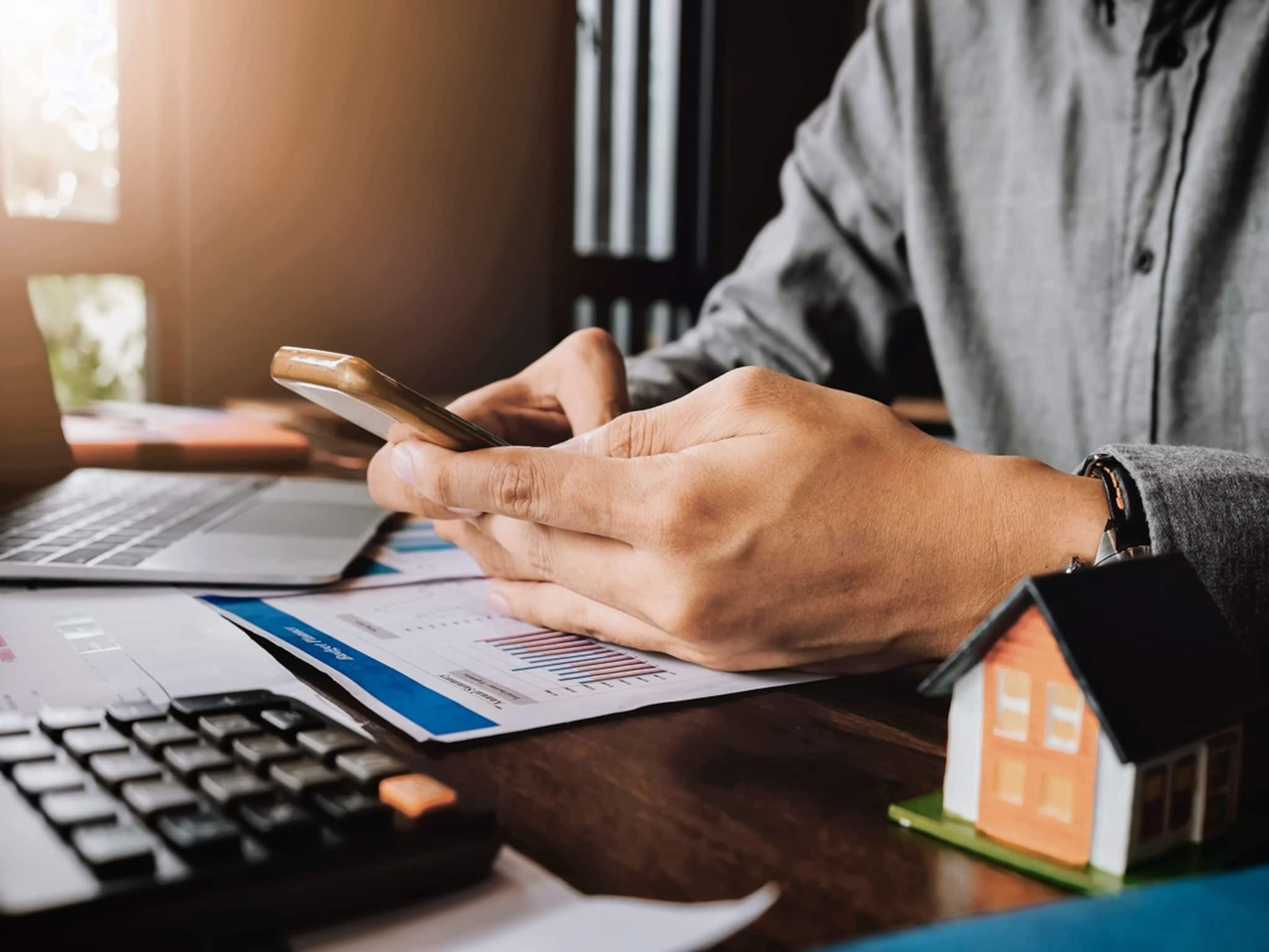 ব্যক্তিগত ঋণের সঙ্গে বিমা কেনা উচিত? ব্যক্তিগত ঋণ বিমা সম্পর্কে সবচেয়ে জরুরি তথ্য জেনে নিন