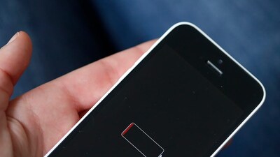 স্মার্টফোনের ব্যাটারি দ্রুত শেষ হচ্ছে? চার্জ দেওয়ার সময় এই ভুলগুলো করছেন না তো?