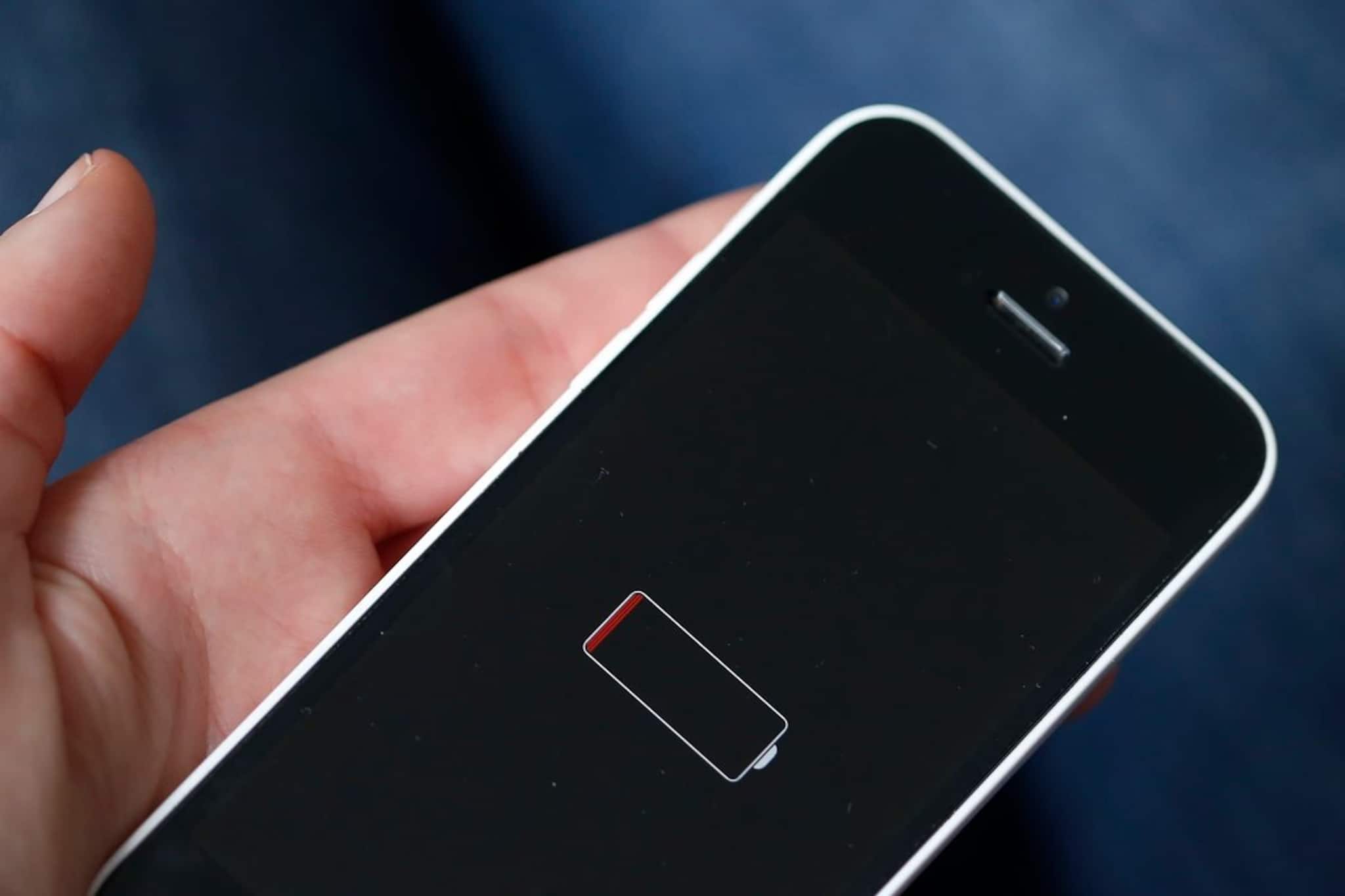 এই ছিল ১০০%, হয়ে গেল ৫০%! মোবাইলের চার্জ দ্রুত শেষ হচ্ছে? এই সমস্যা হচ্ছে না তো? এই ছিল ১০০%, হয়ে গেল ৫০%! মোবাইলের চার্জ দ্রুত শেষ হচ্ছে? এই সমস্যা হচ্ছে না তো?