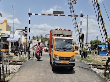 রেলগেট বন্ধ হলে ১ ঘণ্টার ঝক্কি,দেবে-র আশ্বাসে পাঁশকুড়ায় এবার রেল যন্ত্রণা থেকে মুক্তি