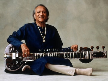 পণ্ডিত রবি শঙ্করকে উৎসর্গ করে শহরে শাস্ত্রীয় উৎসবের আসর পণ্ডিত রবি শঙ্করকে উৎসর্গ করে শহরে শাস্ত্রীয় উৎসবের আসর