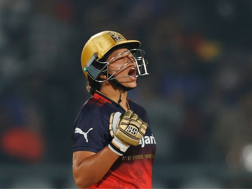 কলকাতা: ছয় নম্বরে ব্যাট করতে নামে বাংলার ধামাকা কন্যা রিচা ঘোষ। আরসিবি বনাম মুম্বাই ইন্ডিয়ান্স ম্যাচে ব্রান্ট এর শতরানের সুবাদে চার উইকেটে ১৯৯ রানের বিশাল স্কোর খাড়া করে। এদিকে রান তারা করতে নেমে ১১.১ ওভারে ৬ উইকেটে খুইয়ে মাত্র ৭৭ রান করে ধুঁকছিল আরসিবি। সেই সময় ব্যাট হাতে যেন তলোয়ার তুলে নেন বঙ্গ তনয়া রিচা ঘোষ। কলকাতা: ছয় নম্বরে ব্যাট করতে নামে বাংলার ধামাকা কন্যা রিচা ঘোষ। আরসিবি বনাম মুম্বাই ইন্ডিয়ান্স ম্যাচে ব্রান্ট এর শতরানের সুবাদে চার উইকেটে ১৯৯ রানের বিশাল স্কোর খাড়া করে। এদিকে রান তারা করতে নেমে ১১.১ ওভারে ৬ উইকেটে খুইয়ে মাত্র ৭৭ রান করে ধুঁকছিল আরসিবি। সেই সময় ব্যাট হাতে যেন তলোয়ার তুলে নেন বঙ্গ তনয়া রিচা ঘোষ।