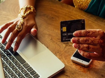 Credit Card কোনও ঋণ নয়, এই ৫ সুবিধা জানলে আপনার দৃষ্টিভঙ্গি বদলে যাবে Credit Card কোনও ঋণ নয়, এই ৫ সুবিধা জানলে আপনার দৃষ্টিভঙ্গি বদলে যাবে