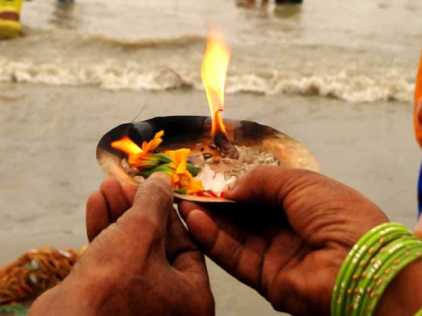 মকর সংক্রান্তিতে সূর্যদেব ধনু রাশি থেকে মকর রাশিতে প্রবেশ করেন। বেশিরভাগ হিন্দু উৎসব চান্দ্র ক্যালেন্ডারের উপর ভিত্তি করে তৈরি, তবে মকর সংক্রান্তি সৌর ক্যালেন্ডার অনুসারে পালিত হয়। এই কারণেই প্রতি বছর প্রায় একই তারিখে এই উৎসব পালিত হয়। মকর সংক্রান্তিতে সূর্যদেব ধনু রাশি থেকে মকর রাশিতে প্রবেশ করেন। বেশিরভাগ হিন্দু উৎসব চান্দ্র ক্যালেন্ডারের উপর ভিত্তি করে তৈরি, তবে মকর সংক্রান্তি সৌর ক্যালেন্ডার অনুসারে পালিত হয়। এই কারণেই প্রতি বছর প্রায় একই তারিখে এই উৎসব পালিত হয়।