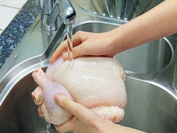 রান্নার আগে মুরগির মাংস ধুলে বড় বিপদ, শরীরে ঢুকে পড়তে পারে সালমোনেল্লার মতো ব্যাক্টেরিয়া