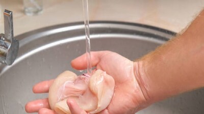 কেন রান্না করার আগে মুরগির মাংস ধোবেন না?