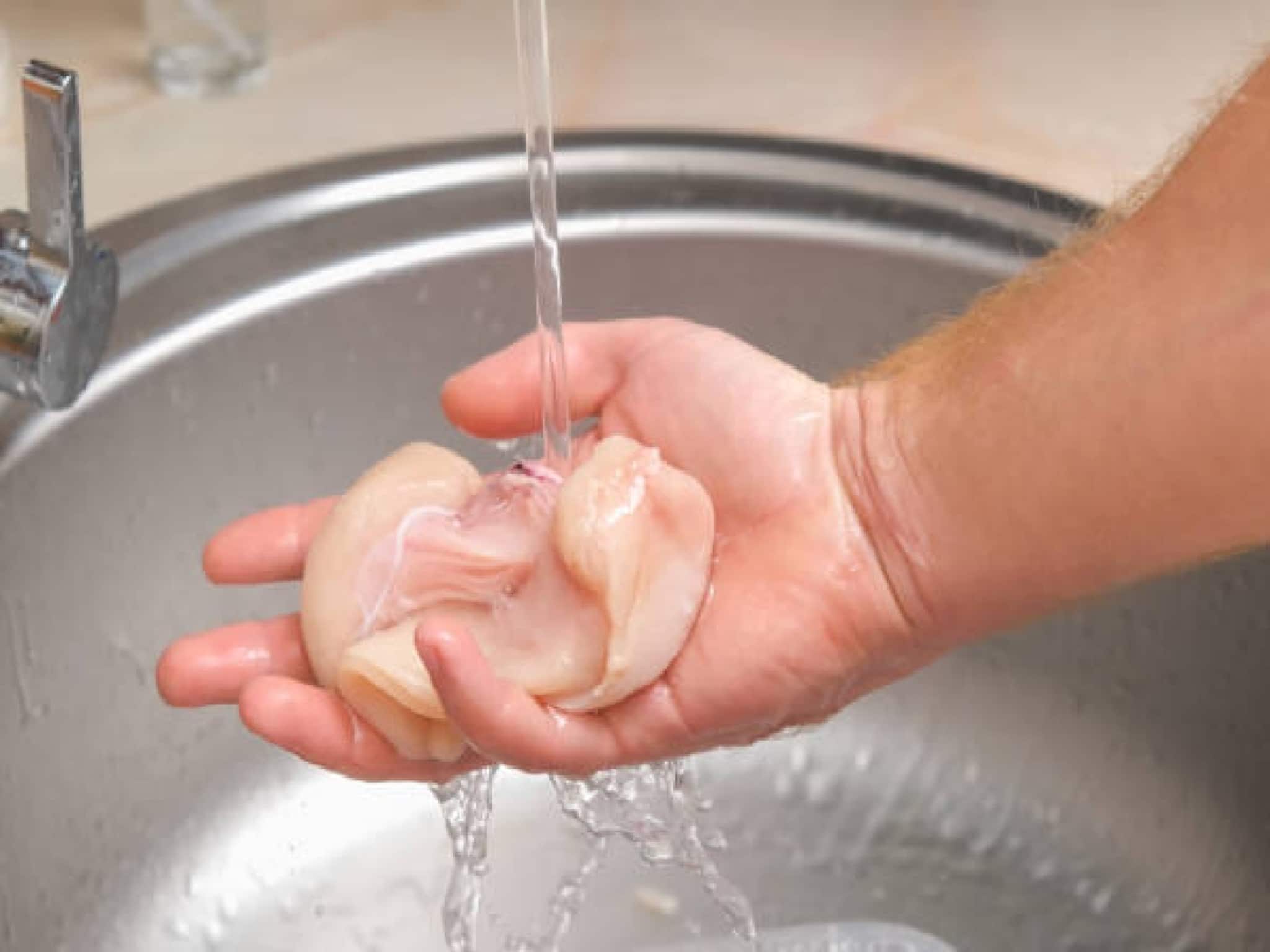 রান্নার আগে মুরগির মাংস ধুলে বড় বিপদ, শরীরে ঢুকে পড়তে পারে সালমোনেল্লার মতো ব্যাক্টেরিয়া রান্নার আগে মুরগির মাংস ধুলে বড় বিপদ, শরীরে ঢুকে পড়তে পারে সালমোনেল্লার মতো ব্যাক্টেরিয়া