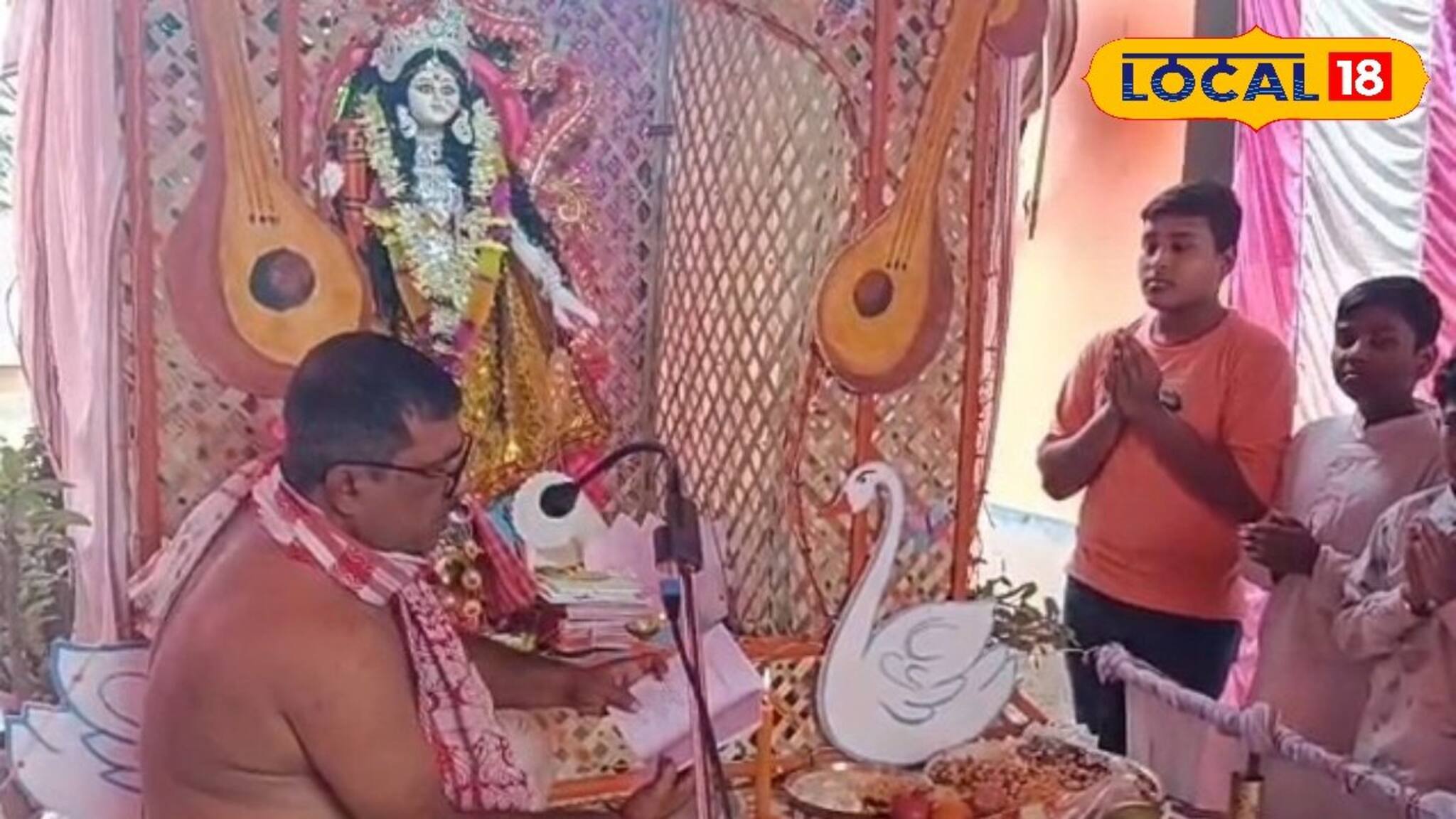 সরস্বতী পুজোয় অভিনব আয়োজন বর্ধমানে! পুষ্পাঞ্জলির মন্ত্র এবার বাংলাতেই, অন্য স্বাদের আরাধনা