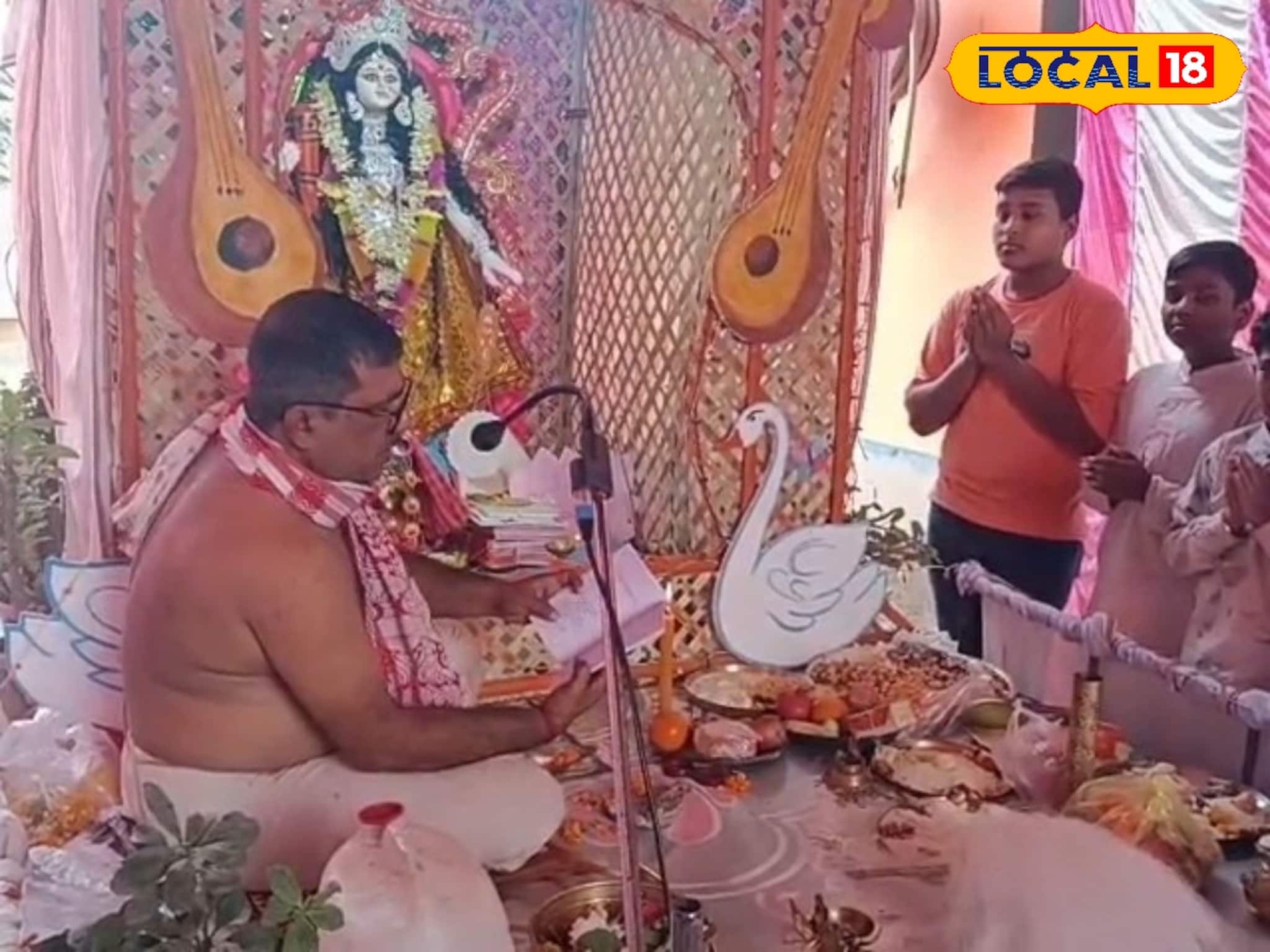 সরস্বতী পুজোয় অভিনব আয়োজন বর্ধমানে! পুষ্পাঞ্জলির মন্ত্র এবার বাংলাতেই, অন্য স্বাদের আরাধনা