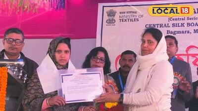 পুরস্কার তুলে দেওয়া হচ্ছে রেশম চাষিদের হাতে