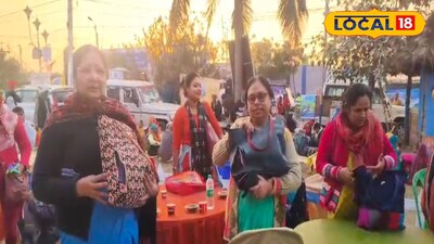 কাটা ব্যাগ ধরে দাঁড়িয়ে স্বাস্থ্যকর্মীরা